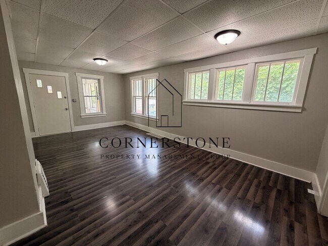 Building Photo - 2 bedroom bungalow. New flooring $795