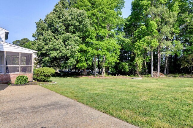 Building Photo - Beautiful Poquoson Home.