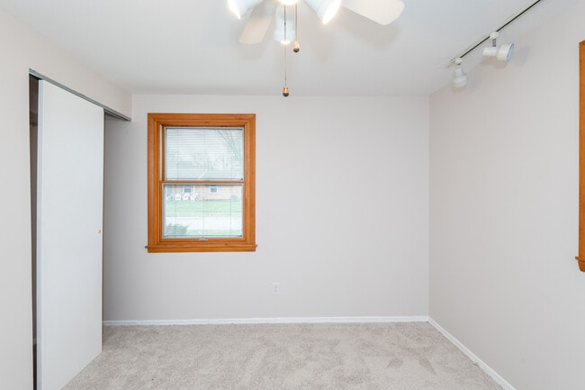 Building Photo - 6757 Summerdale Dr