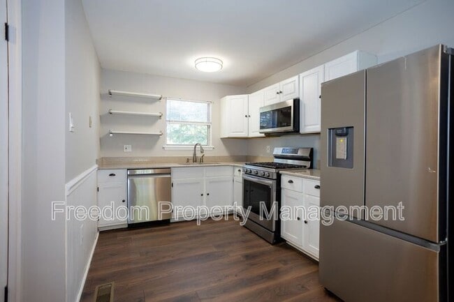 Building Photo - 5685 Roundtree Dr