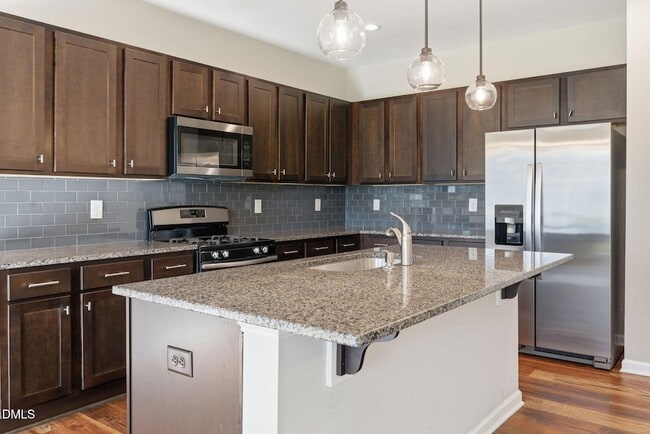 Building Photo - 759 Putney Hl Rd