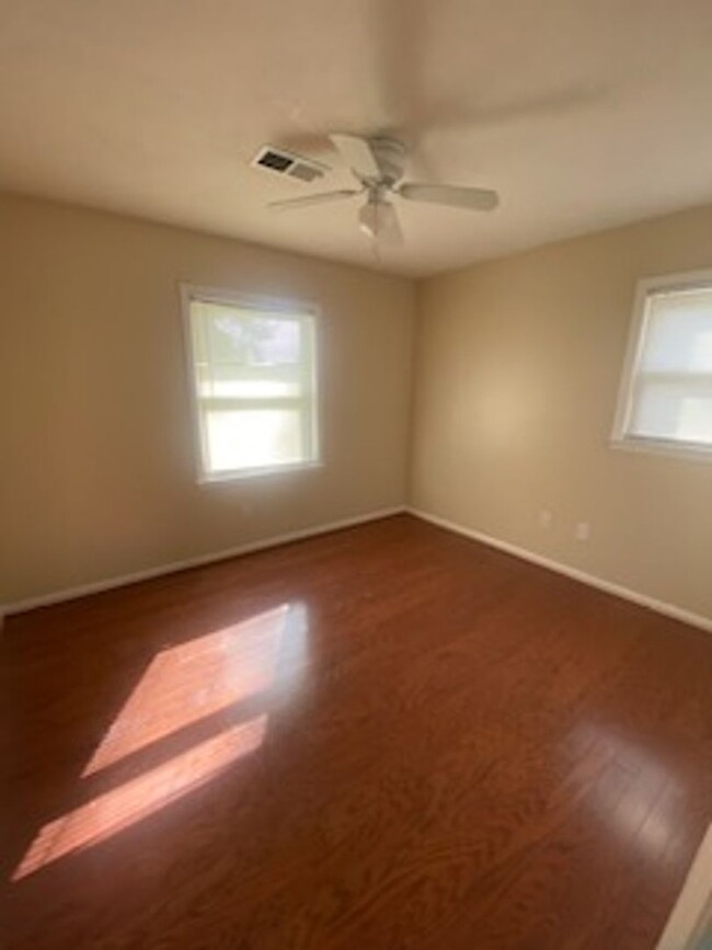 Building Photo - 1315 Trenton Ct