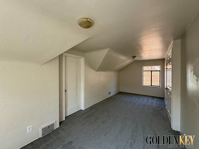 Building Photo - Updated large 3 bed/1.5 bath Westside Home!