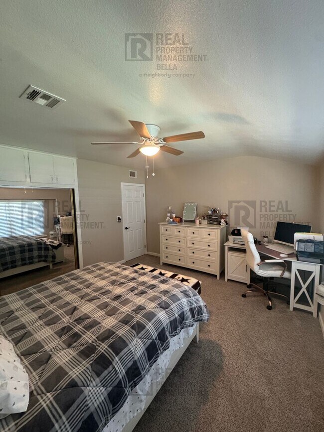 Building Photo - 3-Bed, 2-Bath Oasis in Hemet with Sparklin...