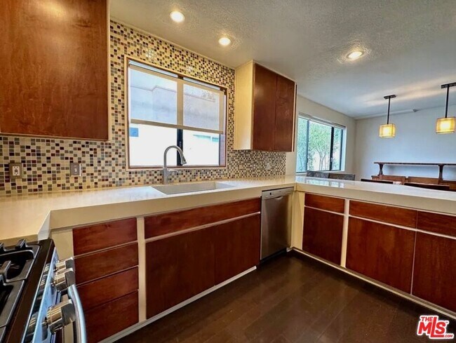 Building Photo - 805 N W Knoll Dr