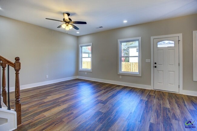 Building Photo - 523 E Chappell St