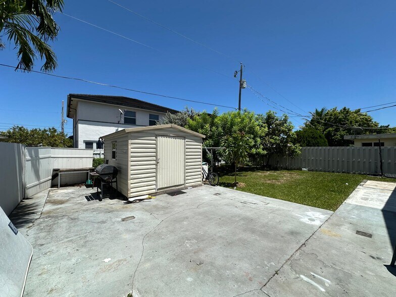 Building Photo - 881 SW 66th Ave