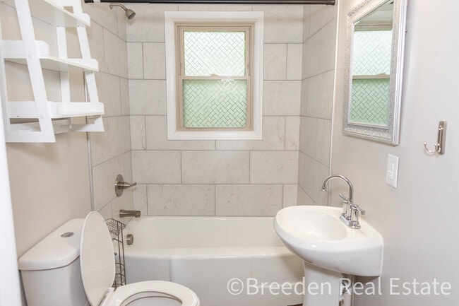 Building Photo - 112 Woodman St