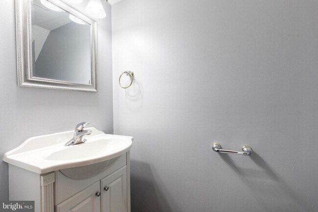 Building Photo - 3bd 2.5bth home nestled in the sought-afte...