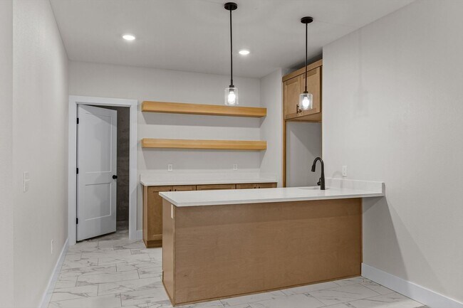 Building Photo - 702 S Thornridge Dr