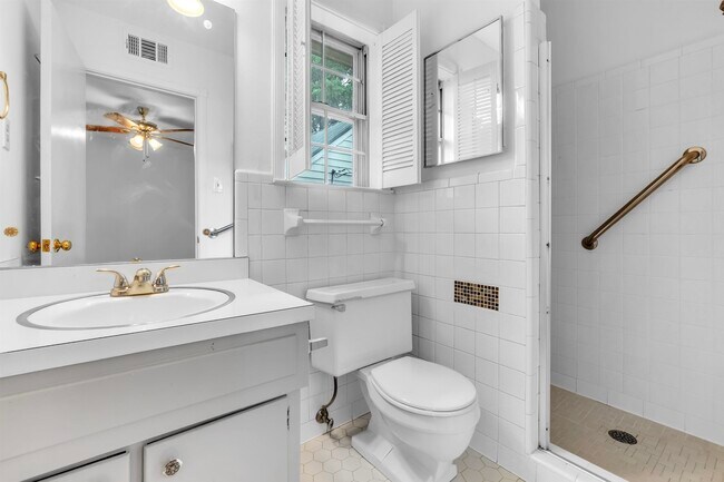Building Photo - 5427 Shirlington Ave