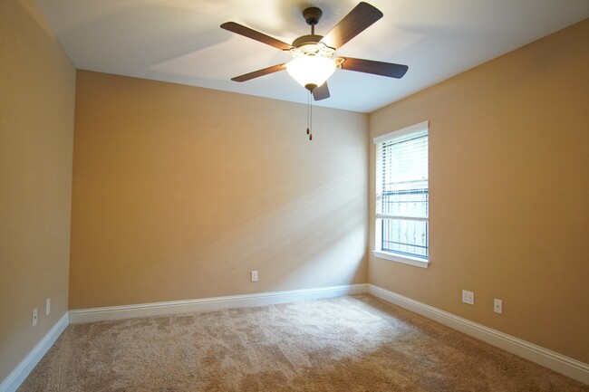 Building Photo - "Luxurious 3-Bedroom, 2-Bath Pet-Friendly ...