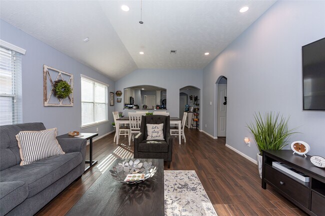 Building Photo - 10706 Plum Dale Way