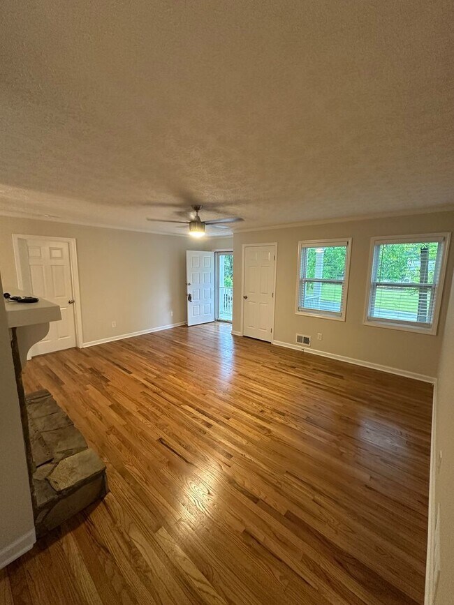 Building Photo - Completely Updated 3BR Home – New Kitchen, Floors, Fixtures & More!
