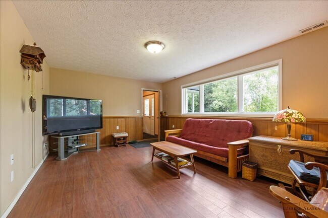 Building Photo - Beautiful 4 Bedroom 2 Bathroom House!