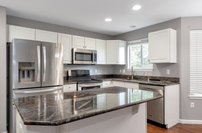 Building Photo - Charming 6 beds 3 baths in Denver!