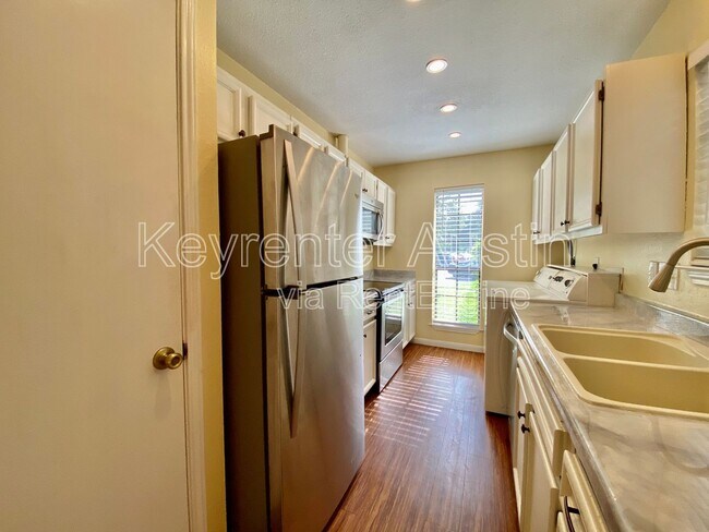 Building Photo - 1601 Faro Dr