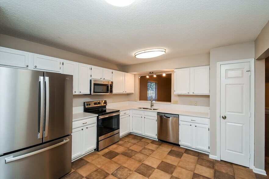 Building Photo - 1653 Spring Oaks Ln