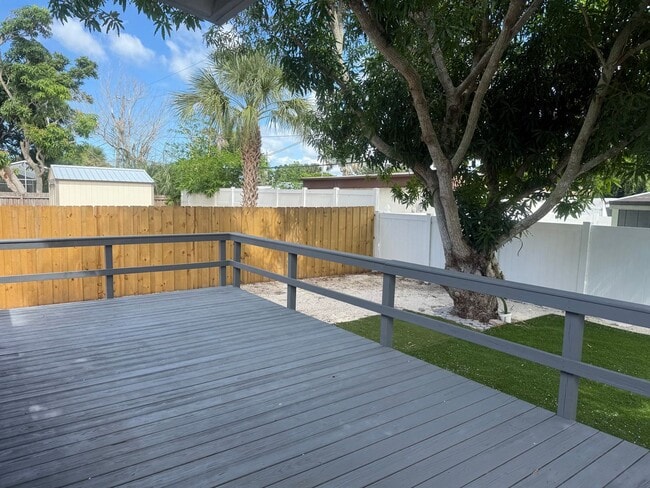 Building Photo - Updated Costal - Style home