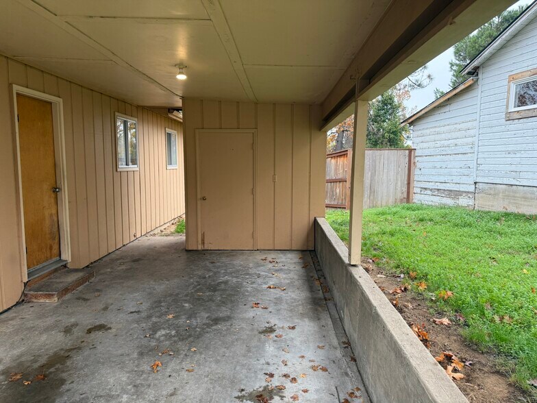 Building Photo - 1337 SW Foundry St