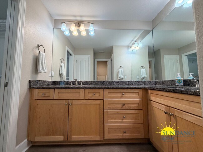 Building Photo - Beautiful 3-Bedroom Pool Home in Destin – Lawn & Pool Service Included!