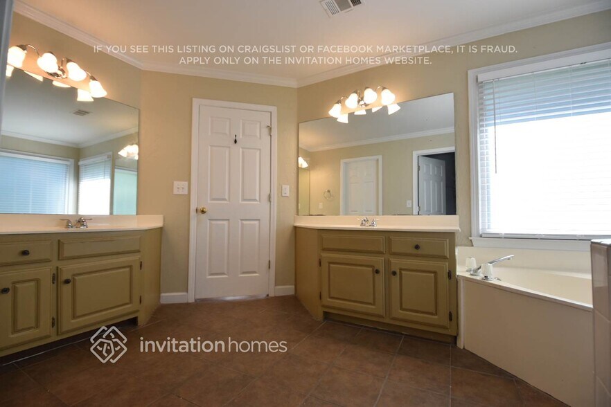 Building Photo - 4885 Leeds Ct