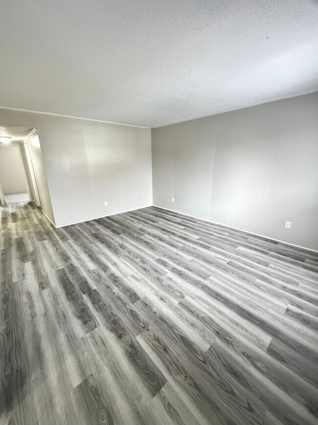 Building Photo - 3 Bedroom