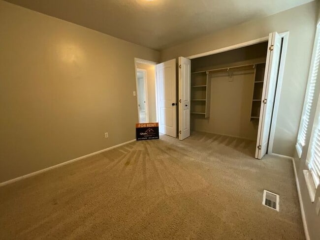 Building Photo - 5 bedroom 3 bath Home 2 car garage- Small dog friendly