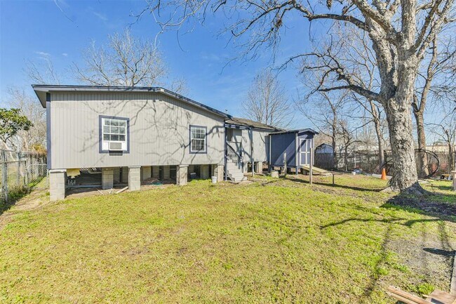 Building Photo - 822 Finesse Dr