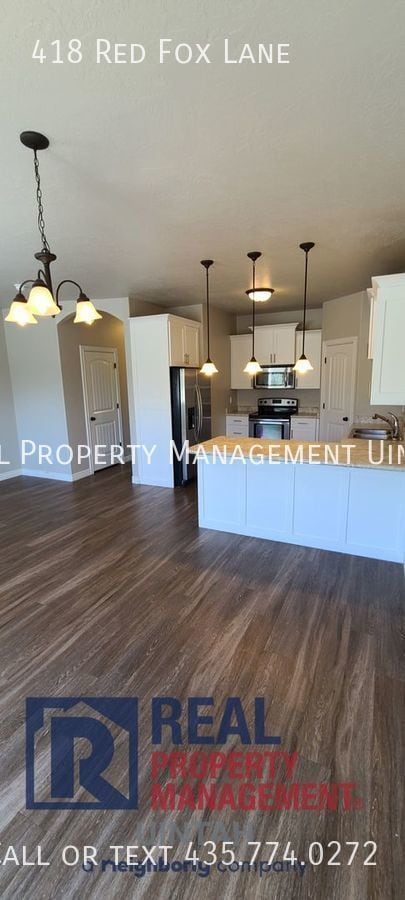 Building Photo - 418 Redfox Ln