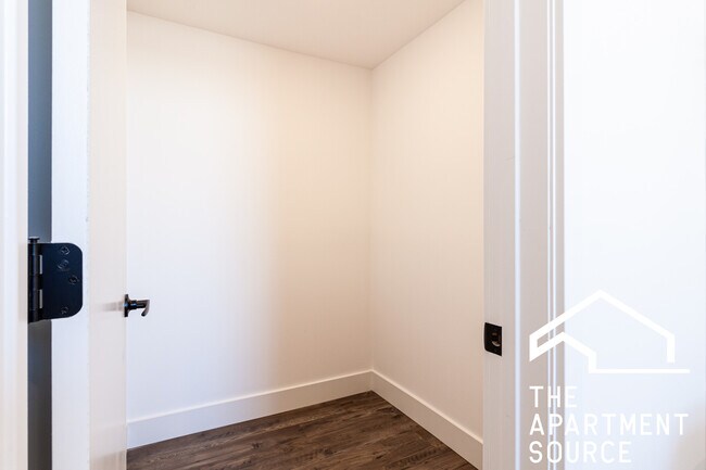Building Photo - 941 W Carmen Ave