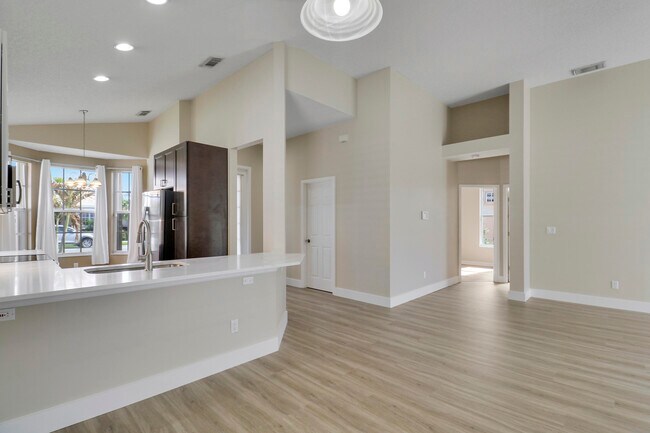 Building Photo - 726 SW Aruba Bay