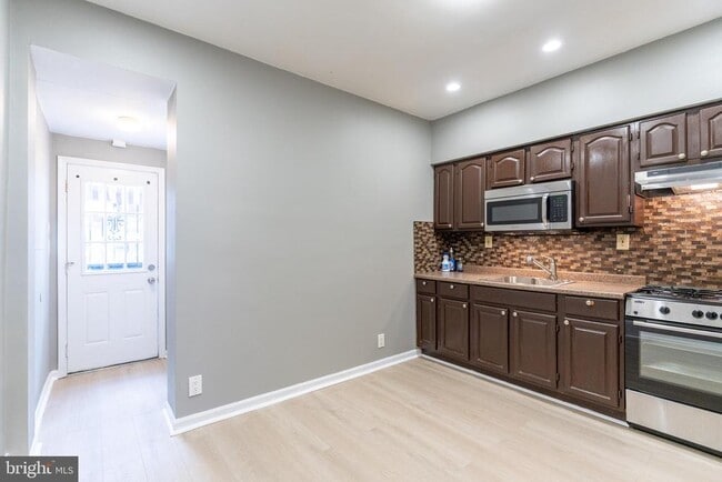 Building Photo - 1905 Waterloo St