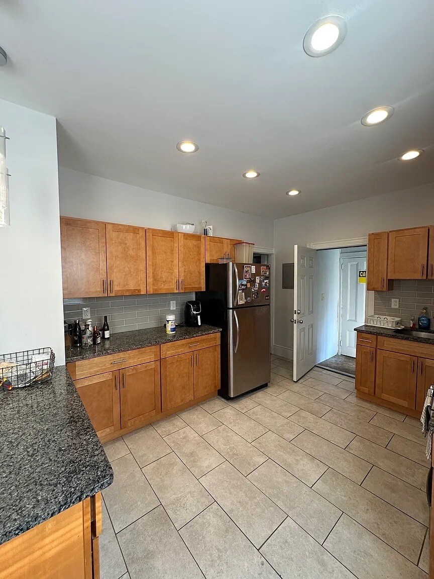 Building Photo - 384 Washington St