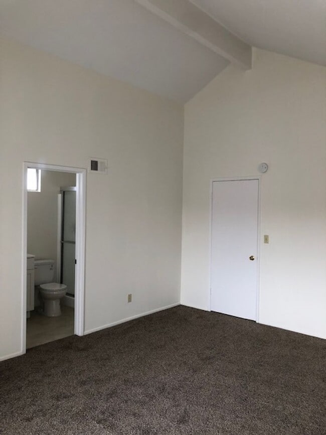 Building Photo - 4 Bed/2.5 Bath  Two Story Home in San Diego