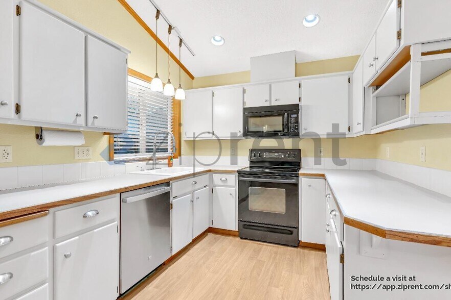 Building Photo - 9380 SW Sagert St