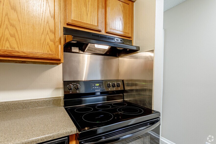 3BR, 1.5BA - 900SF - Waterview on the Parkway Apartments