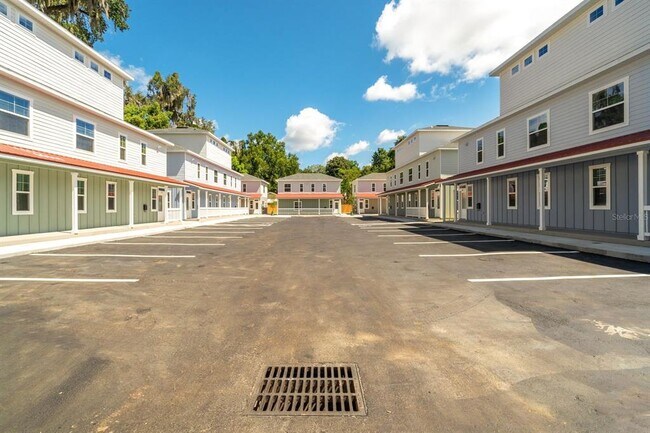 Building Photo - 622 NW 3rd Ave