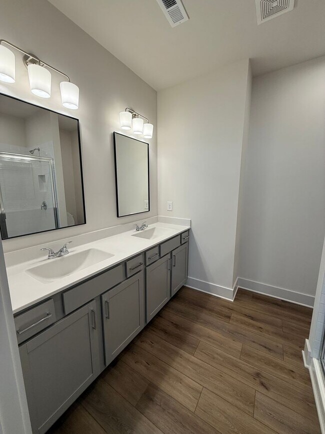 Building Photo - Gorgeous Chosewood/Grant Park Townhome