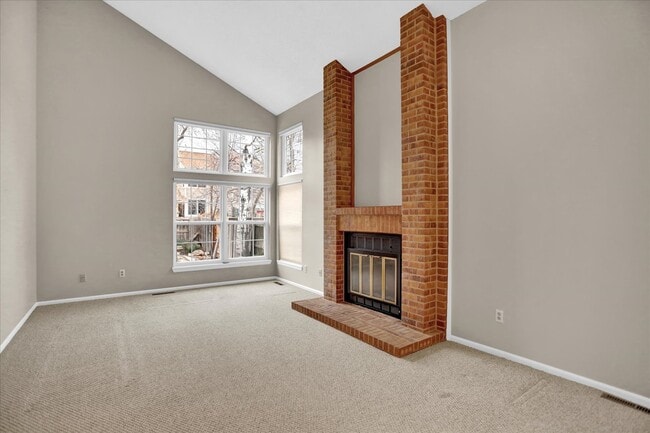 Building Photo - Indian Creek 2 Bedroom, 2 Bathroom Townhom...
