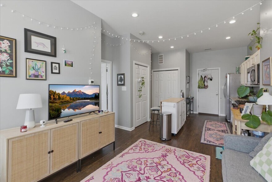 Building Photo - 1654 W Cortland St