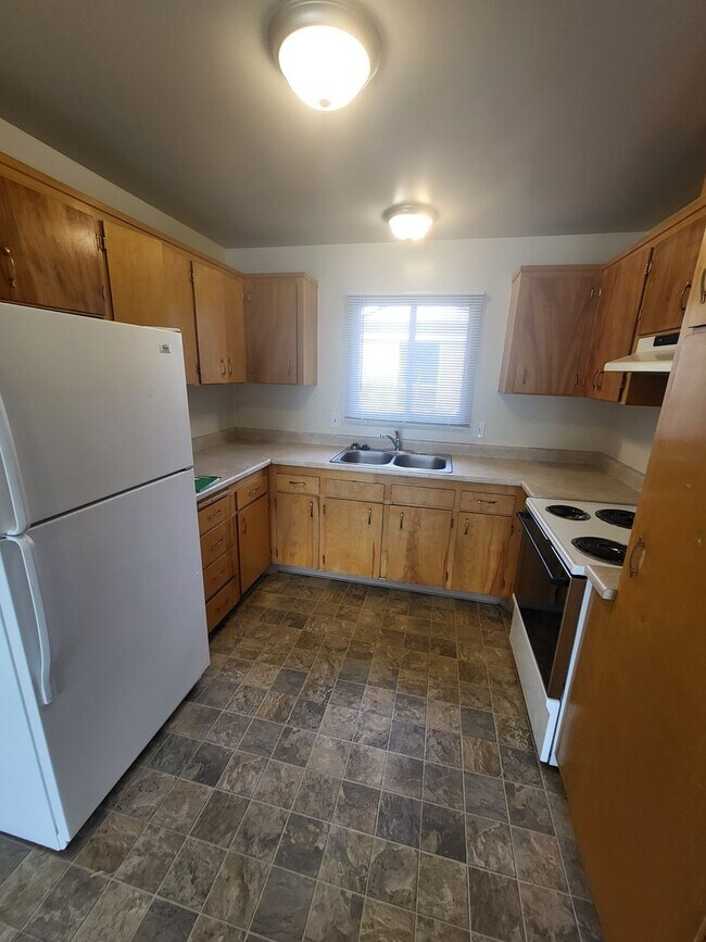 Building Photo - 1700 E Long St