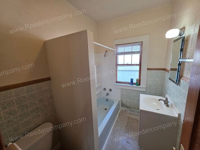 Building Photo - Remodeled 3 bedroom 1 bathroom house