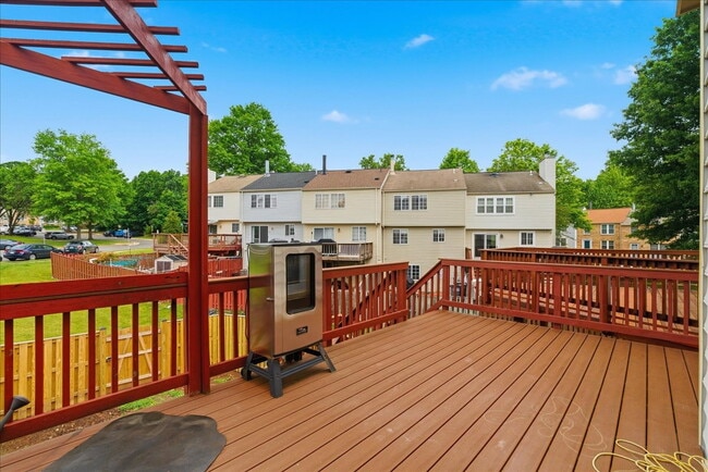 Building Photo - Welcome home to this beautifully updated and move-in-ready 3-bedroom, 3.5-bath townhouse
