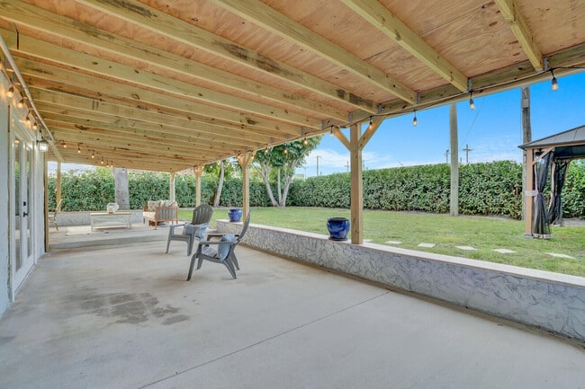 Building Photo - 727 Fernwood Dr