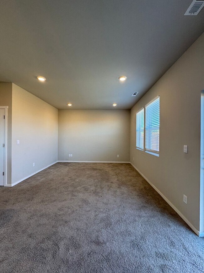 Building Photo - Pet-Friendly 3 Bed Home on Cul-de-Sac