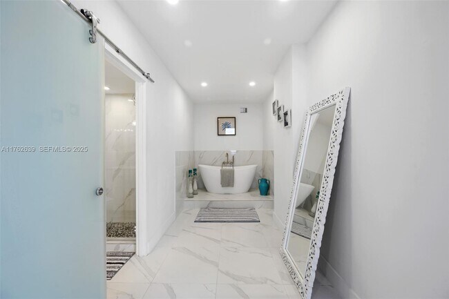 Building Photo - 3725 S Ocean Dr