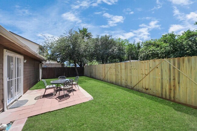 Building Photo - 12922 Grovemill Dr