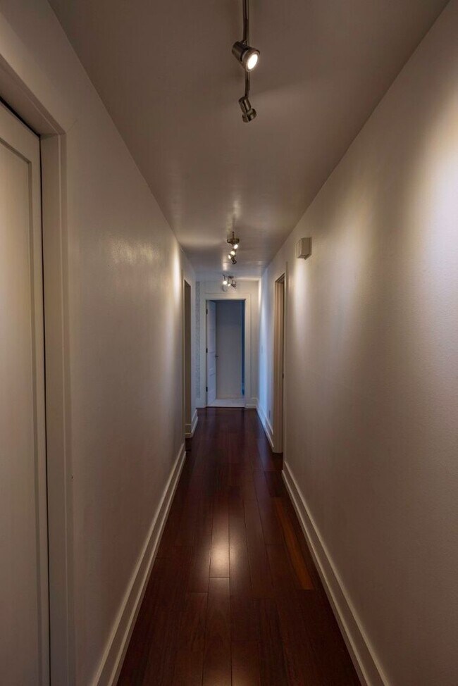 Building Photo - 3Bd/1.75Ba Seattle Condo