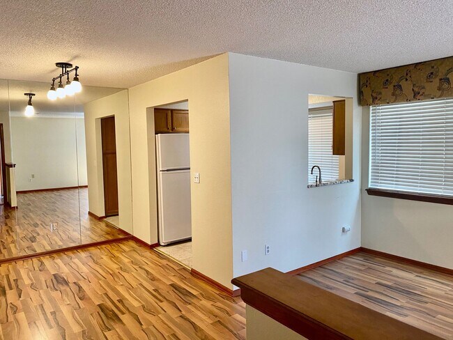 Building Photo - Evolve Real Estate: Beautiful Condo in Garrison Square Available June 3rd!